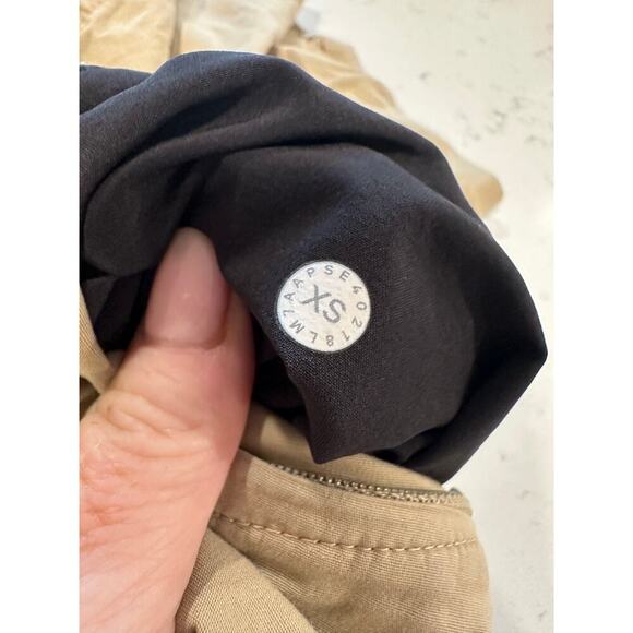 Lululemon Elastic Waist Khaki Shorts Size XS - Picture 6 of 6